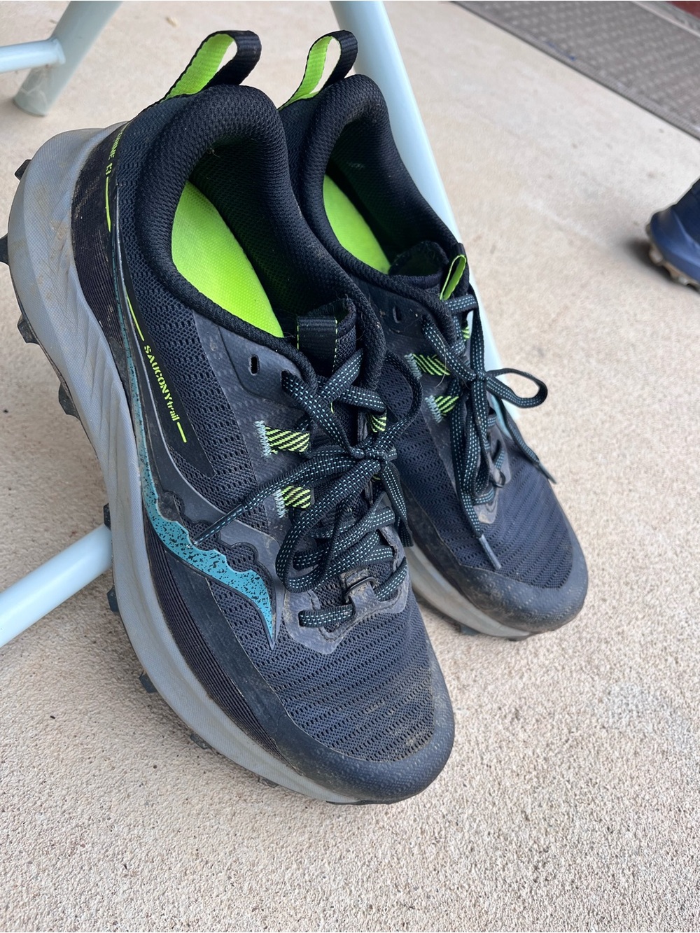 Saucony Men's Black Running Shoes with Neon Green Linings and Teal Logo